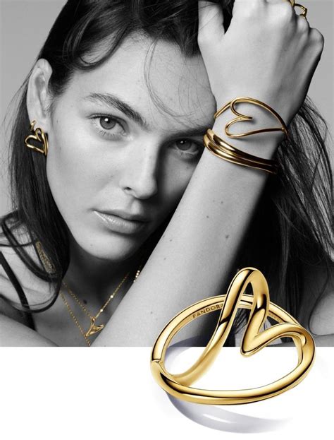 Produktové fotografie rôznych typov šperkov (prstene, náhrdelníky, náušnice)