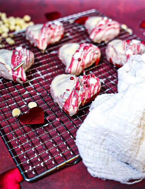 elegantné valentínske stolovanie s bordovou a bielou