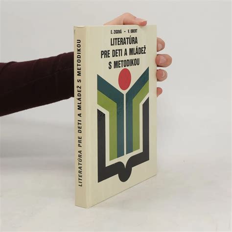 Policový systém s rôznymi žánrami kníh pre deti a mládež, vrátane fantasy, dobrodružných a náučných titulov.