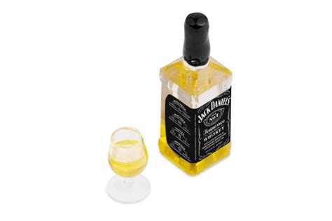 Detailná fotografia degustačných miniatúr whisky s poznámkami a pohárom