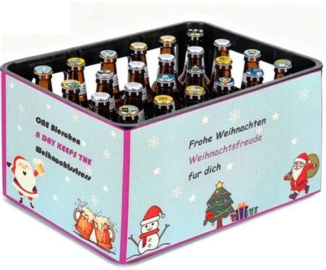 Tematická fotografia pivného adventného kalendára s rôznymi fľašami piva