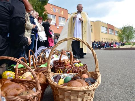 fotografia: posvätenie veľkonočných jedál v kostole
