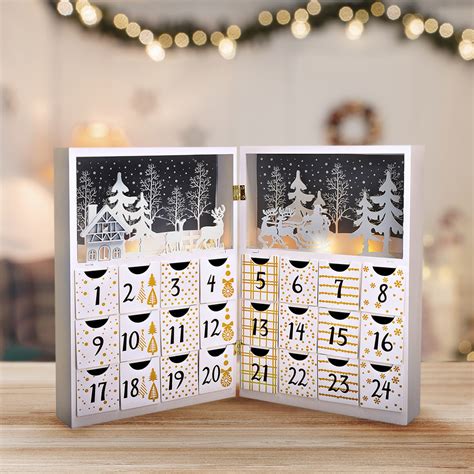 Moderný adventný kalendár s rôznymi prekvapeniami