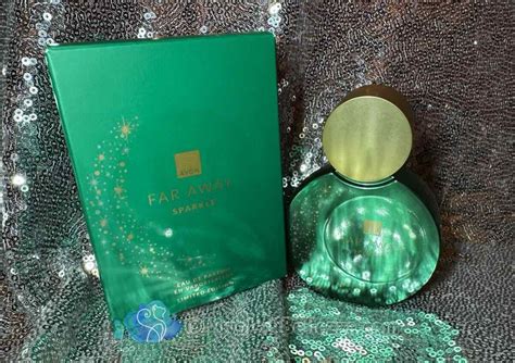 Tematické foto: Flakóny vianočných vôní Avon, vrátane Luminata, Avon x Lacroix a Far Away Sparkle, s vianočnou dekoráciou v pozadí