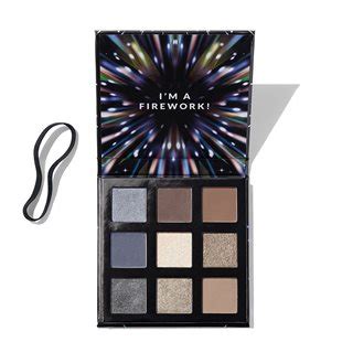 Tematické foto: Paletka očných tieňov Ultra Midnight Spark a lesky na pery, spolu s detskou kozmetikou Avon s príšerkami
