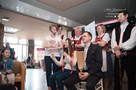 Návštevníci Svadobnej show ochutnávajú svadobné dobroty