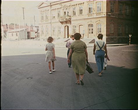 Fotografia páru pred historickou budovou Vily Nečas