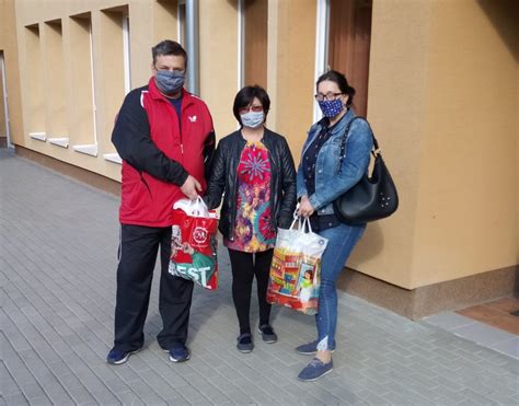 Tematické foto: Skupina ľudí pomáha seniorom alebo rodinám v núdzi
