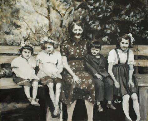 fotografia starých rodinných fotografií v rukách, symbolizujúca spomienky