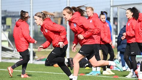 slovenské futbalistky počas tréningu na umelom trávniku