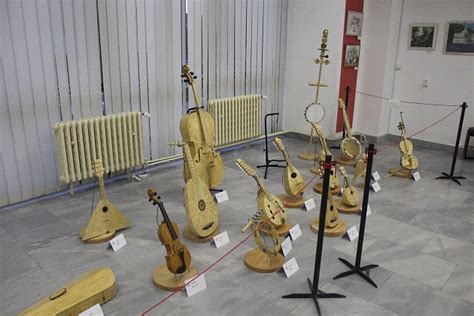 Detailný pohľad na nástroje používané pri dotváraní keramickej postavičky
