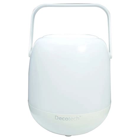 Ilustračná fotografia energetickej párty scény s davom ľudí a svetelnými efektmi