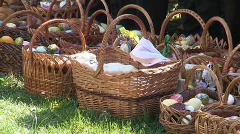 Tematické foto: Veľkonočné nákupy a plné košíky v obchode
