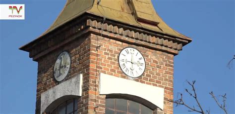 Detailná fotografia historických slnečných hodín na stene kostola