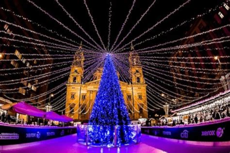 panoráma Vianočnej Budapešti s osvetleným Parlamentom a mostami