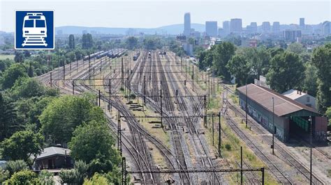 fotografia modernizovanej železničnej trate alebo elektrickej jednotky.