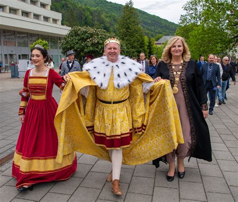 Ilustrácia troch generácií žien alebo symbolické zobrazenie svadobných štýlov