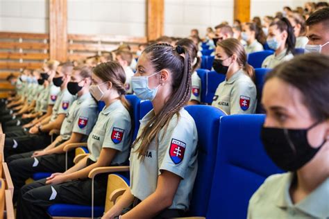 študenti s učiteľmi počas slávnostného ceremoniálu