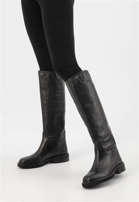 Ukážka vianočných outfitov s rôznymi doplnkami - šperky, kabelky, topánky