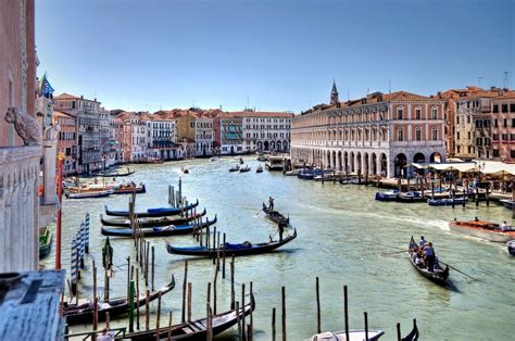 Pohľad na Canal Grande s gondolami a historickými budovami