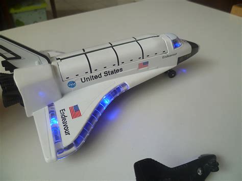 Pull-back raketoplán s modrými svetlami a satelitmi