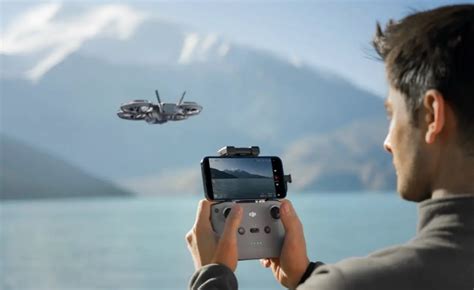 Dron s ochrannou klietkou v akcii