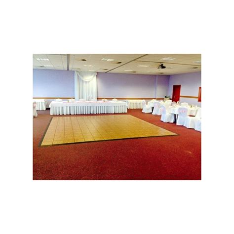 prehľad veľkej svadobnej sály s priestorom pre hostí a tanečný parket