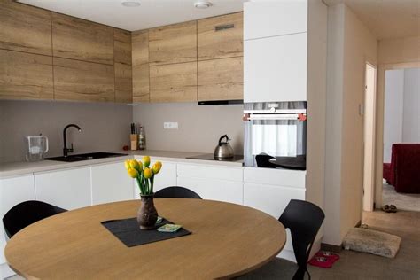 Moderná biela kuchyňa s čistými líniami