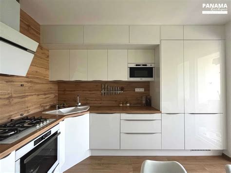 Biela lesklá kuchyňa s čistými povrchmi