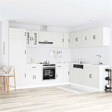 Detail bielych kuchynských skriniek s elegantnými úchytkami