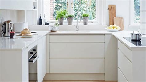 Zeleň ako doplnok v bielej kuchyni