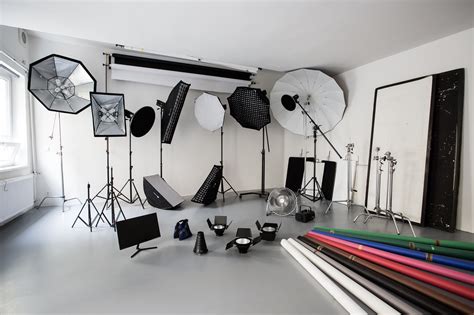 Fotografia moderného fotografického ateliéru s prirodzeným svetlom