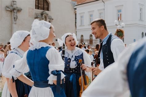 fotografia mládežníckej ľudovej hudby Želiezko v tradičných krojoch
