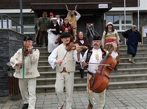 folklórne vystúpenie súboru s Jánošíkovou tematikou v Terchovej