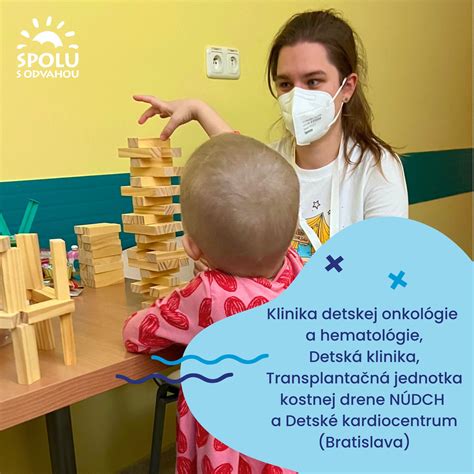 ilustračné foto: rodič a dieťa vyrábajú masky spoločne, s úsmevom