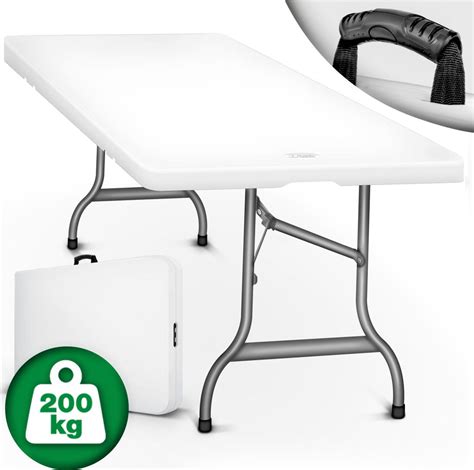 Plastový skladací párty stôl pripravený na záhradnej oslave s obrusom a dekoráciami