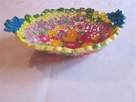 Ilustrácia quilling techniky s rôznymi tvarmi z papiera