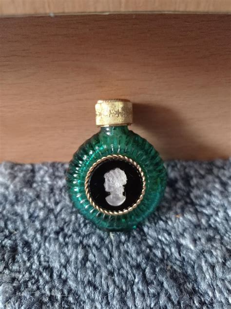 Detailný záber na rastrovaný povrch svietnika z JADE skla.