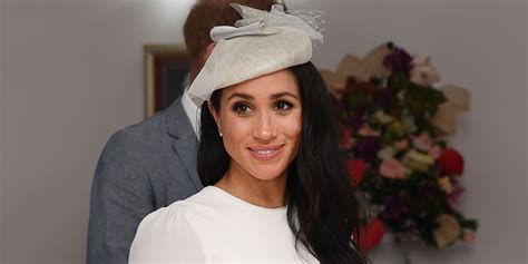 Detailný záber na svadobnú kyticu Meghan Markle s dôrazom na konvalinky a myrtu