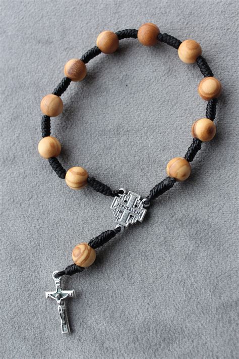 fotografia nevesty s malým svadobným krížikom na krku