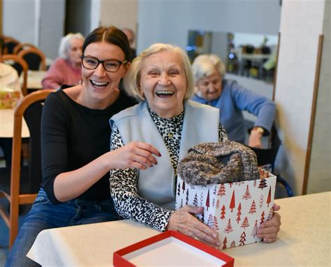 Ilustrácia plnenia krabice darčekmi pre seniorov