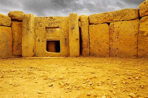Fotografia Stonehenge pri východe slnka počas letného slnovratu