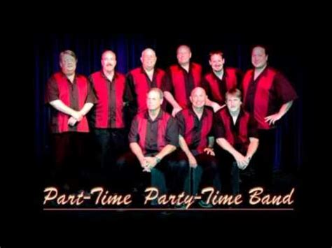 Fotografia kapely The Part Time Party Time Band počas živého vystúpenia v retro štýle