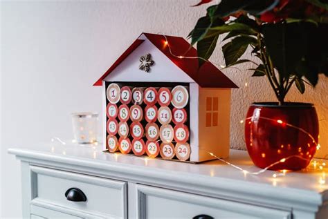 fotografia adventného kalendára z malých vianočných postavičiek vyrobených z toaletných roliek