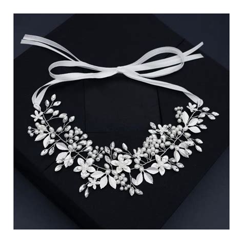 Parta - tradičná slovenská svadobná čelenka s perlami a stužkami