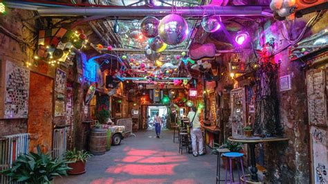 Interiér ikonického ruin baru Szimpla Kert v Budapešti