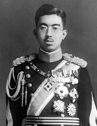 Cisár Hirohito pri rozhlasovom prejave oznamujúcom kapituláciu Japonska