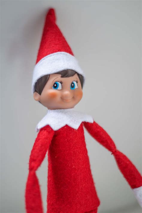Tematické foto: Elf on the Shelf sediaci na poličke