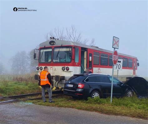 Historická fotografia nehody autobusu s vlakom na priecestí
