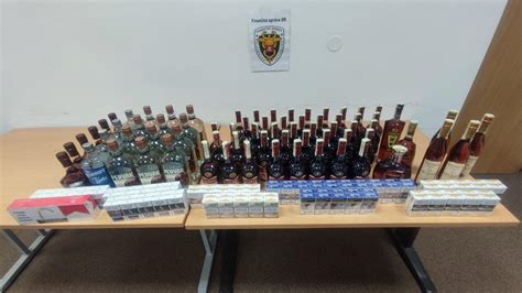 Výber rôznych fliaš tvrdého alkoholu na svadobnom stole.